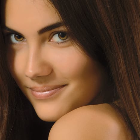 COBERTURA ALTA O LIGERA (TOTALMENTE GRADUABLE), LOOK SÚPER NATURAL (EFECTO NO-MAKEUP), SIN "COSTURAS"