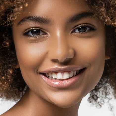 COBERTURA ALTA O LIGERA (TOTALMENTE GRADUABLE), LOOK SÚPER NATURAL (EFECTO NO-MAKEUP), SIN "COSTURAS"