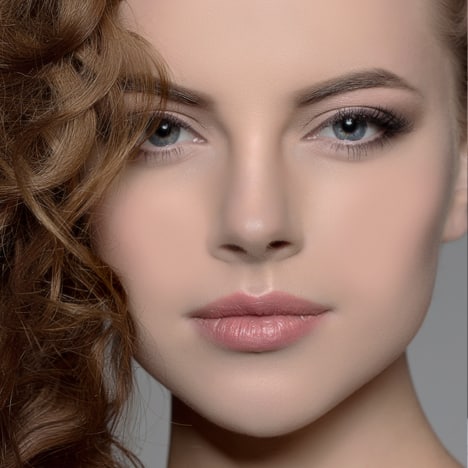 COBERTURA ALTA O LIGERA (TOTALMENTE GRADUABLE), LOOK SÚPER NATURAL (EFECTO NO-MAKEUP), SIN "COSTURAS"