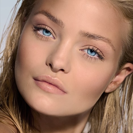 COBERTURA ALTA O LIGERA (TOTALMENTE GRADUABLE), LOOK SÚPER NATURAL (EFECTO NO-MAKEUP), SIN "COSTURAS"