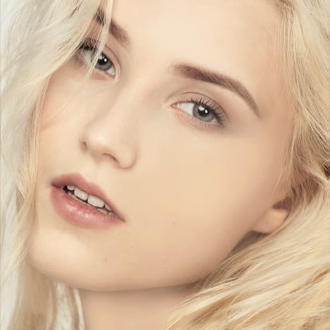 COBERTURA ALTA O LIGERA (TOTALMENTE GRADUABLE), LOOK SÚPER NATURAL (EFECTO NO-MAKEUP), SIN "COSTURAS"