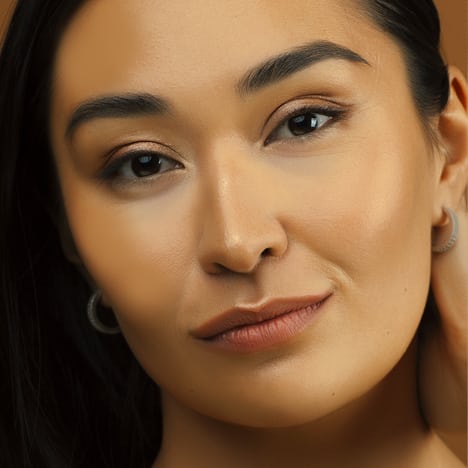 COBERTURA ALTA O LIGERA (TOTALMENTE GRADUABLE), LOOK SÚPER NATURAL (EFECTO NO-MAKEUP), SIN "COSTURAS"