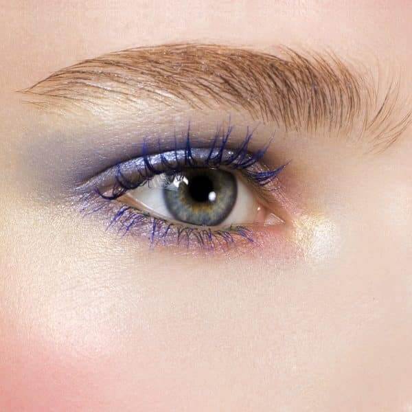 PROTEGE TUS PÁRPADOS Y LA PIEL BAJO LAS CEJAS DE IRRITACIONES.