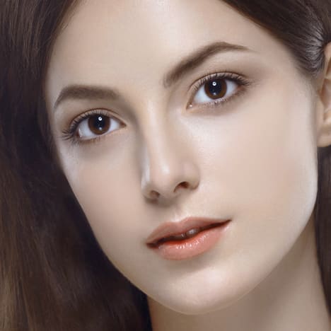 COBERTURA ALTA O LIGERA (TOTALMENTE GRADUABLE), LOOK SÚPER NATURAL (EFECTO NO-MAKEUP), SIN "COSTURAS"